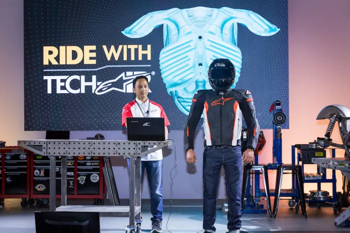Kamizelka z poduszką powietrzną Alpinestars Tech-Air® RACE + certyfikowany serwis poduszek powietrznych