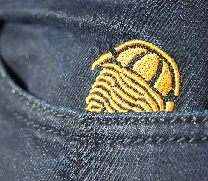 Dżinsy Kevlar na motocyklu Trilobite Micas Urban w kolorze ciemnoniebieskim