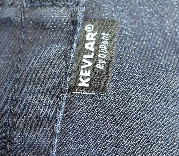 Dżinsy Kevlar na motocyklu Trilobite Micas Urban w kolorze ciemnoniebieskim