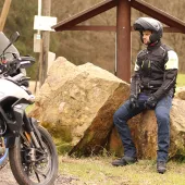 Dżinsy Kevlar na motocyklu Trilobite 661 Parado granatowy SLIM Wersja rozszerzona