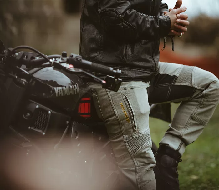 Dżinsy Kevlar na motocyklu Trilobite 661 Parado jasnoszarym SLIM