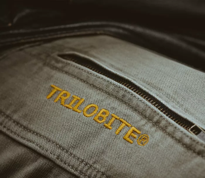 Dżinsy Kevlar na motocyklu Trilobite 661 Parado jasnoszarym SLIM