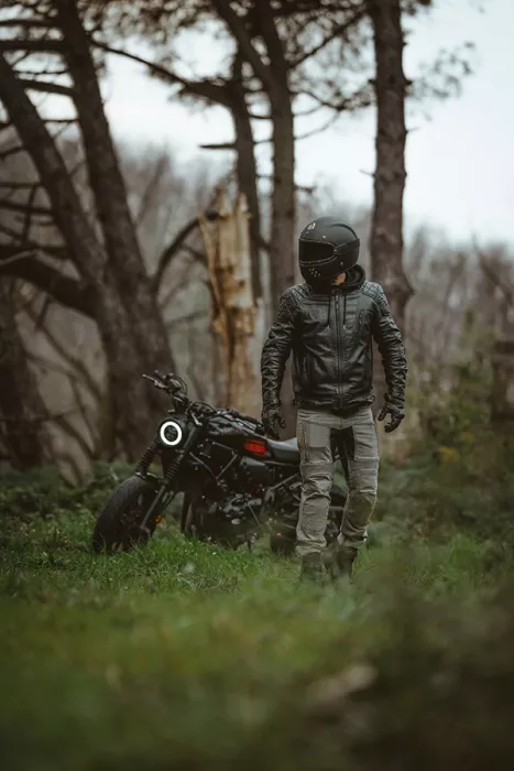 Dżinsy Kevlar na motocyklu Trilobite 661 Parado jasnoszarym SLIM