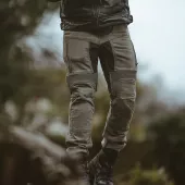 Dżinsy Kevlar na motocyklu Trilobite 661 Parado jasnoszarym SLIM