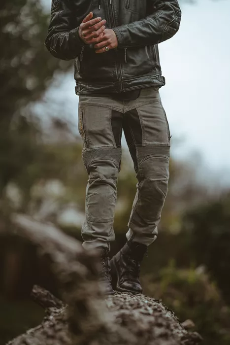 Dżinsy Kevlar na motocyklu Trilobite 661 Parado jasnoszarym SLIM